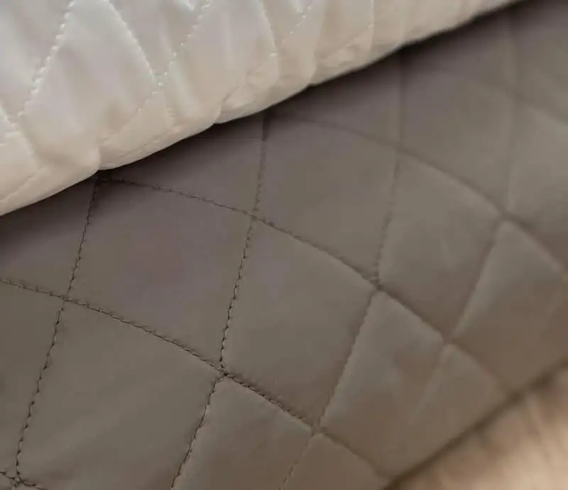 Vízlepergetős steppelt egyoldalas vatelin anyag