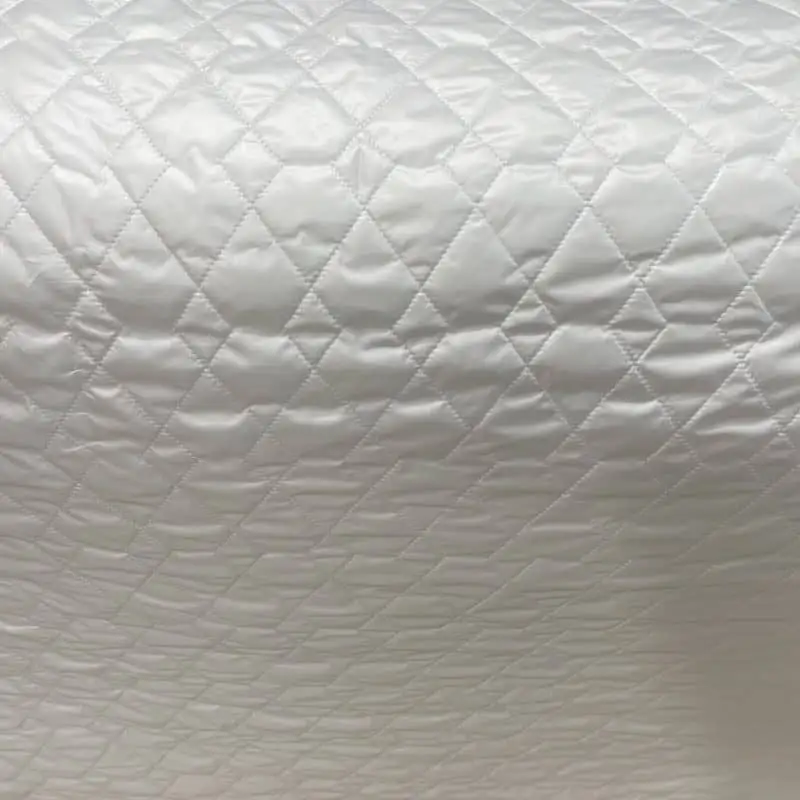 Vízlepergetős steppelt egyoldalas vatelin anyag fehér