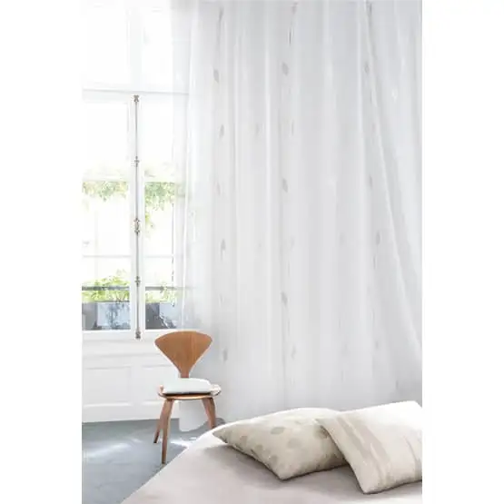 Fényáteresztő függöny hímzett mintával