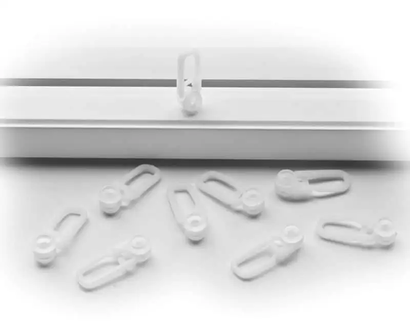 Műanyag görgő kampóval üreges és fabetétes profilhoz