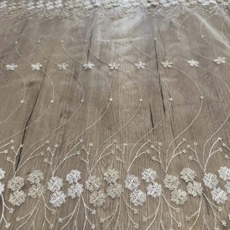 Tüll alapú 4 sorban  hímzett arany-ekrü színű függöny