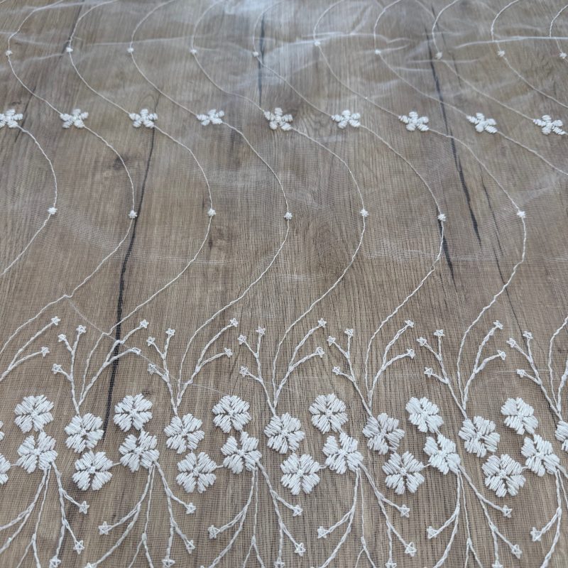 Tüll alapú 4 sorban  hímzett ekrü színű függöny